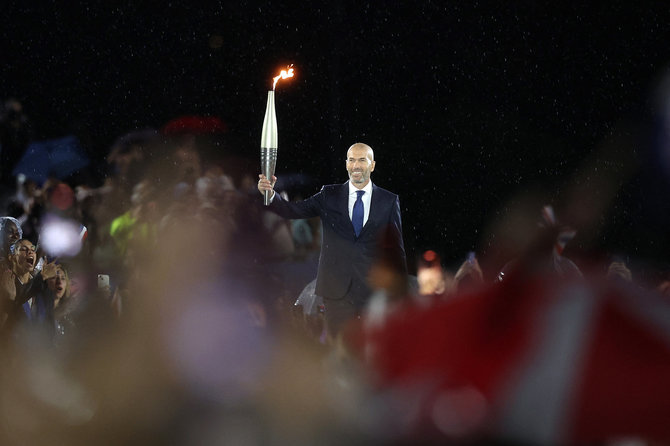 „Scanpix“ nuotr./Olimpinį deglą nešė ir Zinedine'as Zidane'as