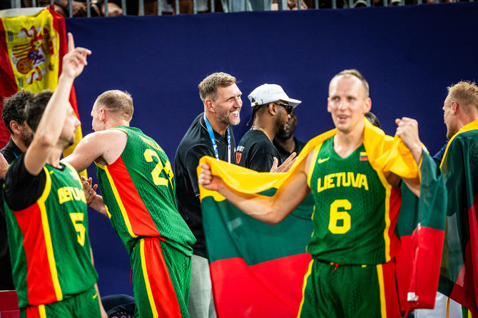 Kipro Štreimikio/LTOK nuotr./Triumfuojančią Lietuvos 3x3 krepšinio rinktinę sveikina ir krepšinio legendos. Dirkas Nowitzkis (viduryje)