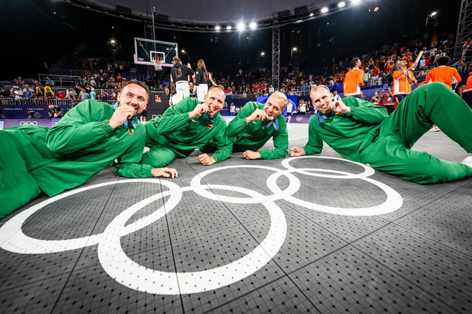 Vytauto Dranginio nuotr./Šarūnas Vingelis, Evaldas Džiugys, Aurelijus Pukelis, Gintautas Matulis pasipuošė bronzos medaliais krepšinio 3x3 varžybose Paryžiaus olimpinėse žaidynėse.