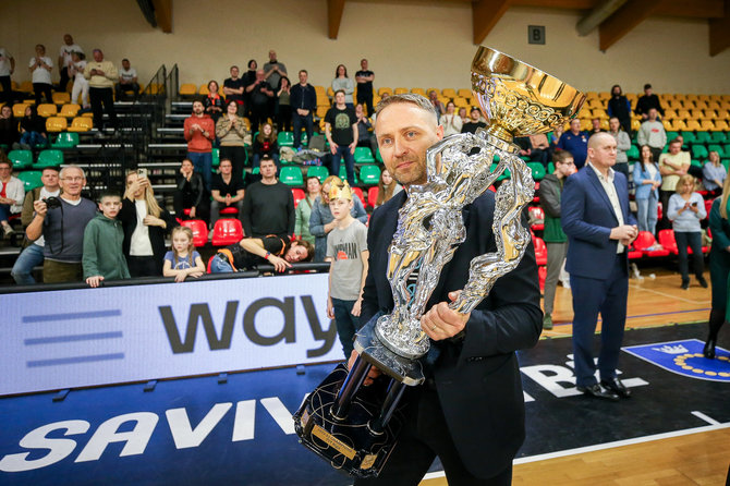 Mato Baranausko nuotr./WBBL prezidentas Arvydas Klovas su čempionių taure