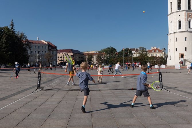 Dovilės Markevičienės nuotr./Katedros aikštė tapo vienu dideliu teniso aikštynu