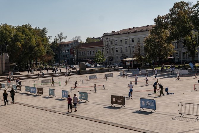 Dovilės Markevičienės nuotr./Katedros aikštė tapo vienu dideliu teniso aikštynu