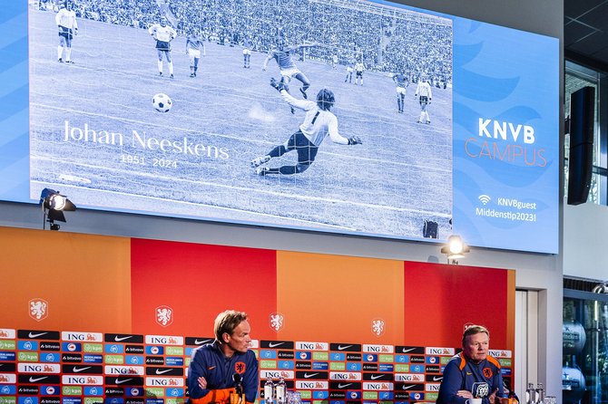 Vida Press nuotr./Johanas Neeskensas buvo Nyderlandų futbolo legenda. Apie jį kalbėjo ir rinktinės treneris Ronaldas Koemanas.