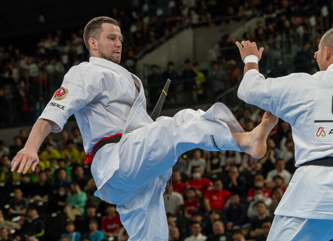 Algimanto Barzdžiaus nuotr./Pasaulio pilno kontakto karatė čempionato ketvirtfinalio kovų akimrka. Eventas Gužauskas