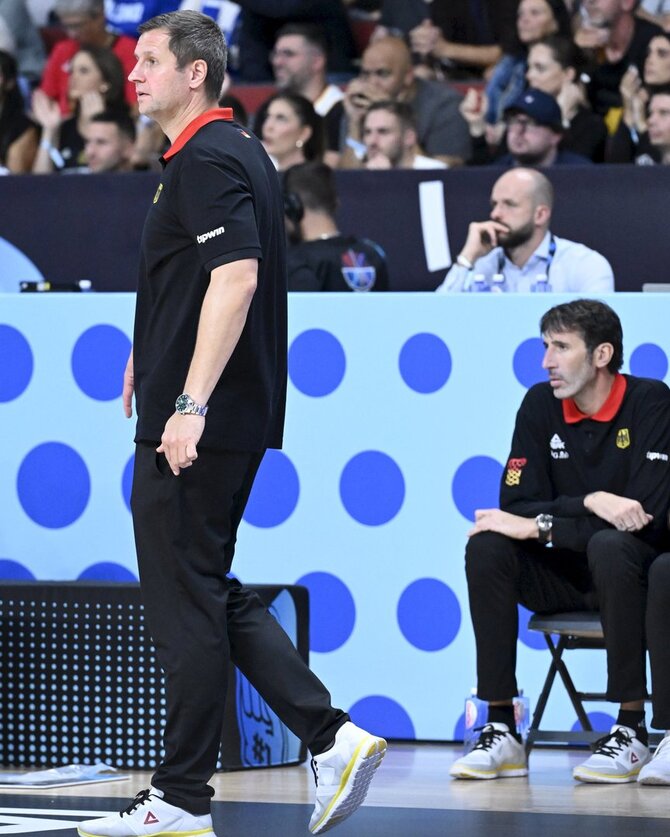 Vida Press nuotr./Alexas Mumbru (dešinėje) čempionato metu pasislinko ant suolo, o komandai vadovavo Alanas Ibrahimagičius.