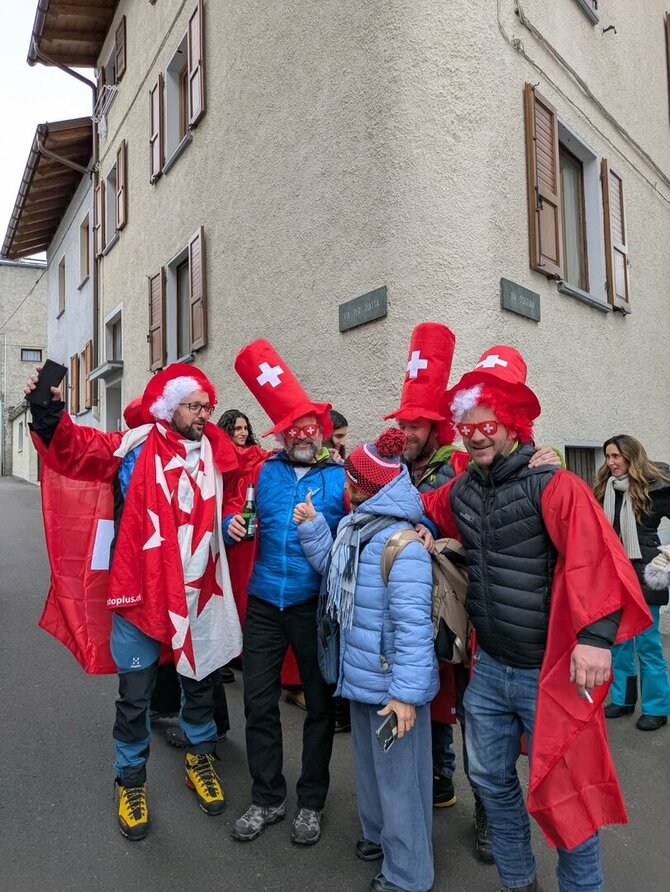 Kęsto Rimkaus nuotr./Kalnų slidinėjimo sirgaliai Bormijuje.
