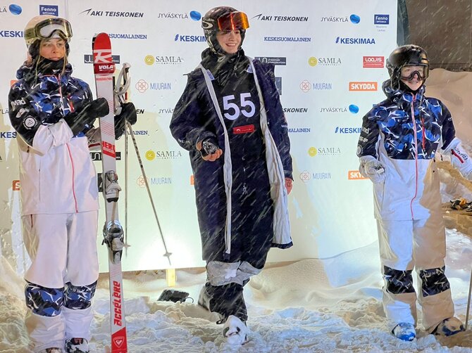 Jekaterina Ogneva (viduryje)