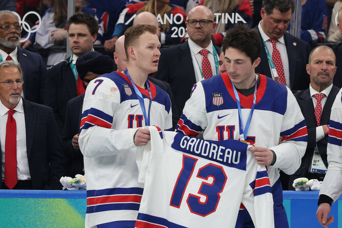 „Scanpix“ nuotr./JAV ledo ritulininkai po finalo pagerbė Johnny Gaudreau.