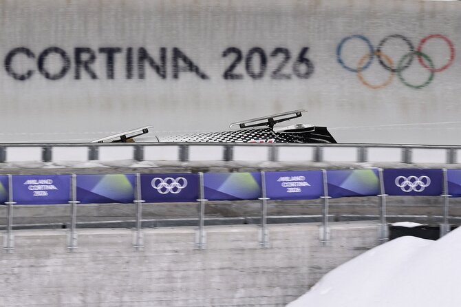 „Scanpix“ nuotr./Austrijos komandos ekipažas apvirto per bobslėjaus varžybas.