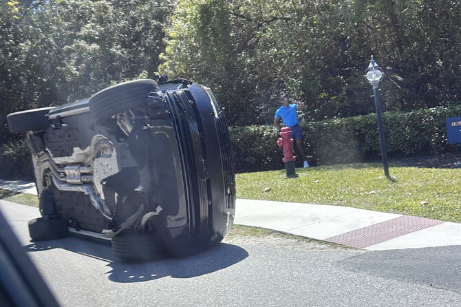 „Scanpix“/AP nuotr./Policija išplatino nuotraukas, kuriose matomas Tigeris Woodsas avarijos vietoje.