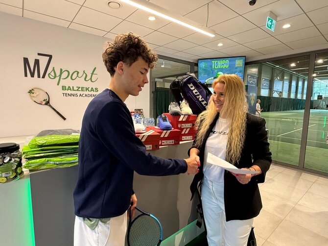 Balžeko teniso akademijos nuotr./Trys M7 Balžekas Tennis Academy auklėtiniai: Adas Turanas Efe, Greta Klimavičiūtė ir Liepa Klimavičiūtė sulaukė tarptautinio įvertinimo bei pasirašė ilgalaikius kontraktus su „Dunlop Sports“ bei oficialiais šio prekės ženklo atstovais Lietuvoje „Skorpiono takas“.