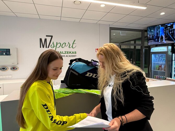 Balžeko teniso akademijos nuotr./Trys M7 Balžekas Tennis Academy auklėtiniai: Adas Turanas Efe, Greta Klimavičiūtė ir Liepa Klimavičiūtė sulaukė tarptautinio įvertinimo bei pasirašė ilgalaikius kontraktus su „Dunlop Sports“ bei oficialiais šio prekės ženklo atstovais Lietuvoje „Skorpiono takas“.