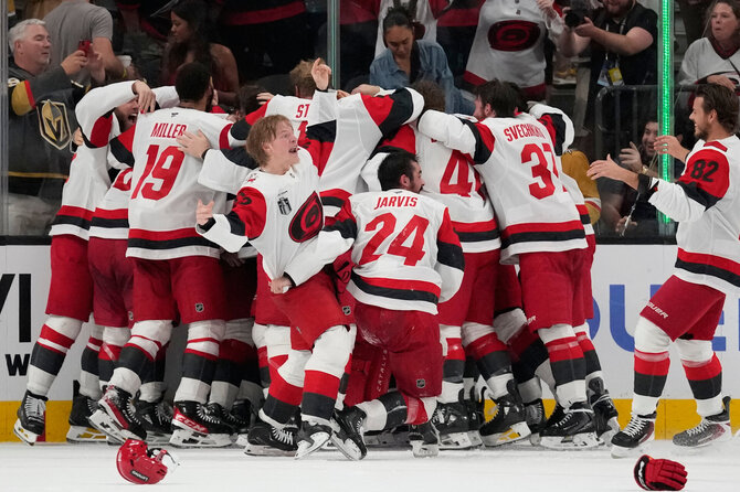 „Scanpix“ nuotr./„Carolina Hurricanes“ triumfavo NHL čempionate – laimėjo Strenlio taurę.