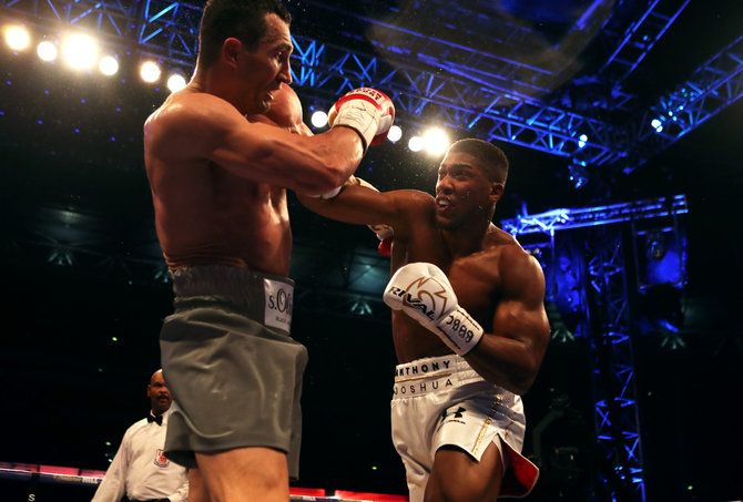 „Scanpix“ nuotr./Anthony Joshua kovoje dėl bokso sunkiasvorių titulo palaužė ukrainietį V.Klyčko. 