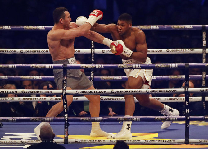 „Scanpix“ nuotr./Anthony Joshua kovoje dėl bokso sunkiasvorių titulo palaužė ukrainietį V.Klyčko. 