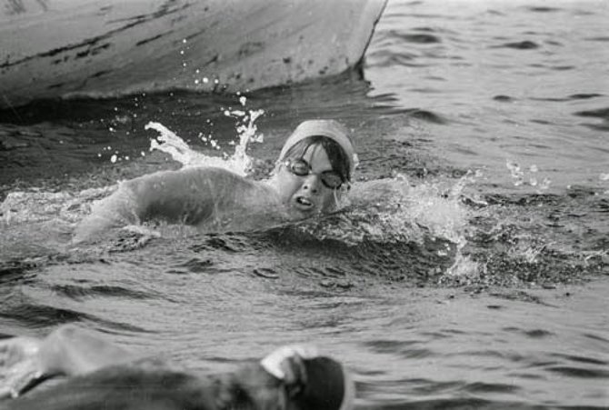 Plaukimo istorijos įdomybės. Lynne Cox lediniame vandenyje.