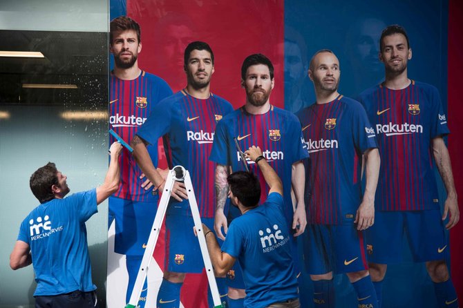 „Scanpix“ nuotr./„Barcelona“ darbuotojai kabina komandos plakatą prieš naują sezoną – jame nebėra Neymaro.