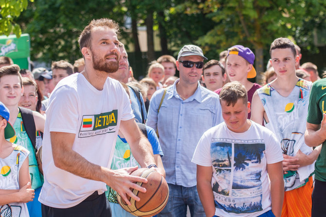 Lino Žemgulio nuotr./Palangoje vyko „Sprite“ krepšinio kovos vienas prieš vieną. Tarp svečių – Martynas Gecevičius.