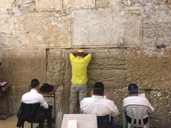 M.Rafaelio nuotr./Lietuvis krepšinio sirgalius prie Raudų sienos Jeruzalėje.