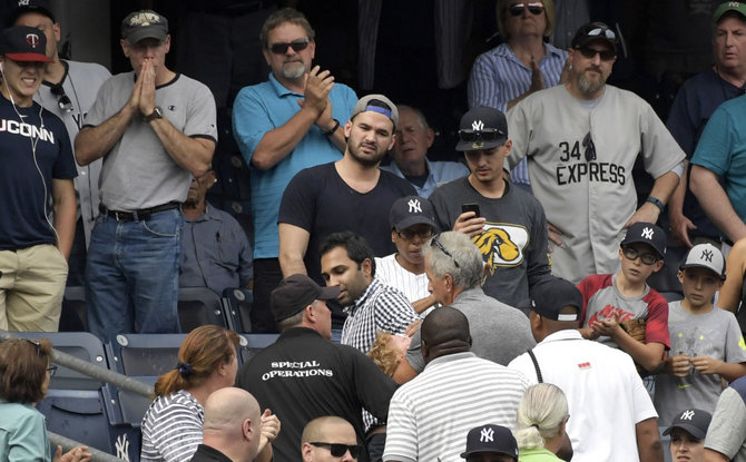 „Scanpix“/AP nuotr./Per beisbolo rungtynes Niujorke milžinišku greičiu skriejęs kamuoliukas sužeidė mergaitę.