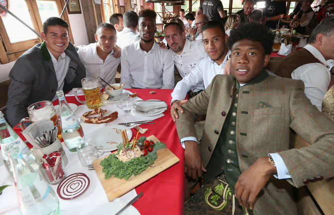 „Scanpix“ nuotr./Miuncheno „Bayern“ futbolininkai prieš kelias dienas apsilankė tradicinėje „Oktoberfest“ šventėje.