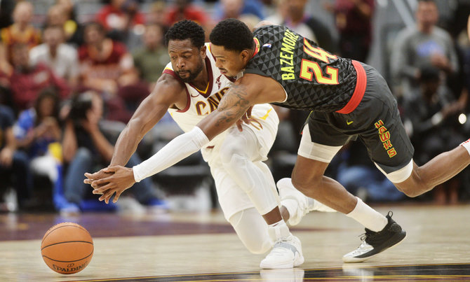 „Scanpix“ nuotr./D.Wade'as ir „Cleveland Cavaliers“ komanda NBA ikisezoninėse rungtynėse nusileido „Atlanta Hawks“ klubui.