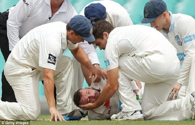 Australijos „betsmeno“ Philipas Hugheso trauma (smūgis kamuoliuku), po kurios atletas neišgyveno, 2014 m.