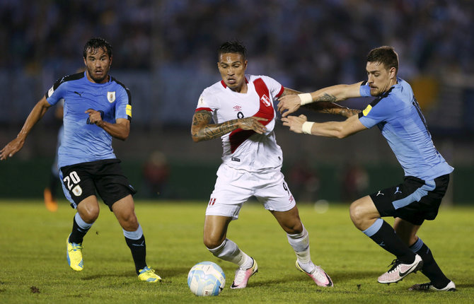 „Reuters“/„Scanpix“ nuotr./Peru futbolo rinktinės lyderis Paolo Guerrero (viduryje).