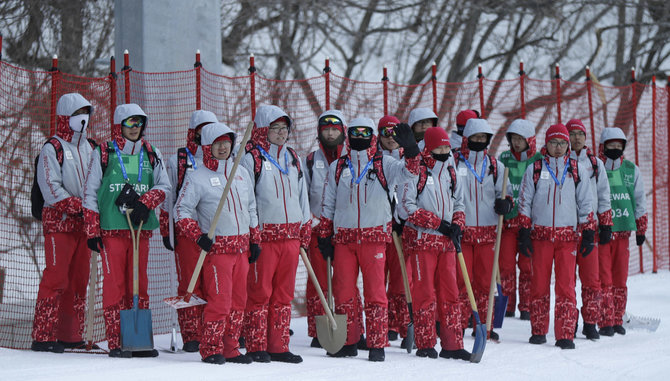 „Scanpix“/AP nuotr./Olimpinių žaidynių savanoriai