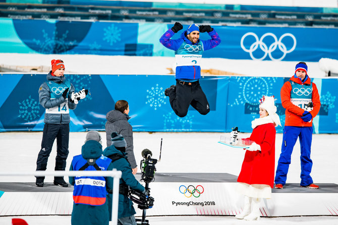 Vytauto Dranginio/LTOK nuotr./Martinas Fourcade'as švenčia antrąjį Pjongčange laimėtą aukso medalį. Sidabrą pelnė vokietis Simonas Schemppas (kairėje), bronzą - norvegas Emilis Hegle Svendsenas.