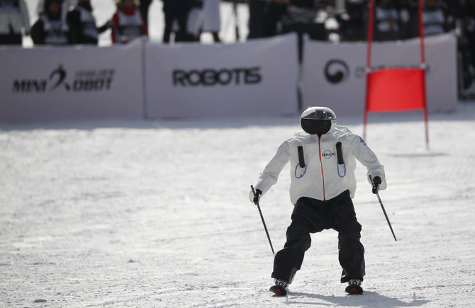 „Reuters“/„Scanpix“ nuotr./Robotai padeda žaidynių rengėjams ir žiūrovams bei patys varžosi per žiemos olimpines žaidynes Pjongčange.