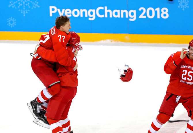 „Scanpix“ nuotr./Rusijos sirgaliai su ledo ritulininkais šventė olimpinį auksą.