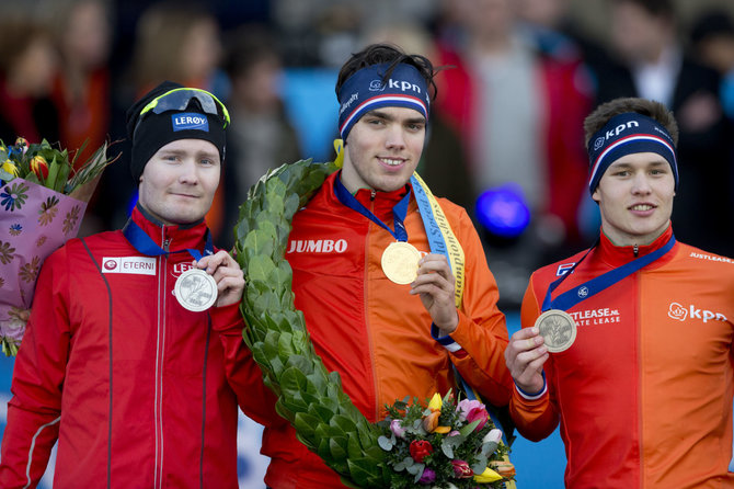 „Scanpix“ nuotr./M.Roestas (viduryje) tapo čempionu, kai 10 000 m rungtyje griuvo S.L.Pedersenas (kairėje). 