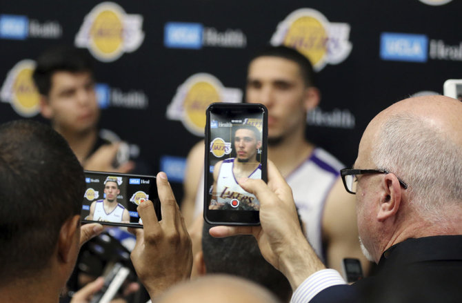 „Scanpix“ nuotr./LiAngelo Ballas pasirodė „Los Angeles Lakers“ pratybose.