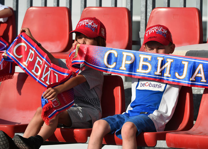 „Scanpix“ nuotr./Serbijos futbolo rinktinės mažieji sirgaliai.