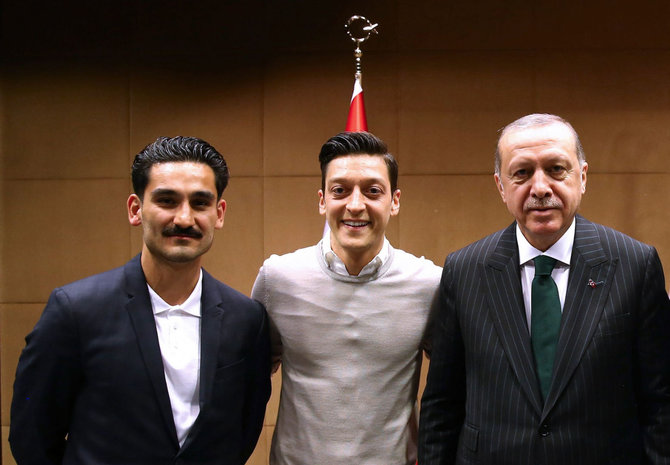 AFP/„Scanpix“ nuotr./Ilkay Gundoganas ir Mesutas Ozilas Londone papozavo su diktatoriškų polinkių Turkijos prezidentu Recepu Tayyipu Erdoganu.