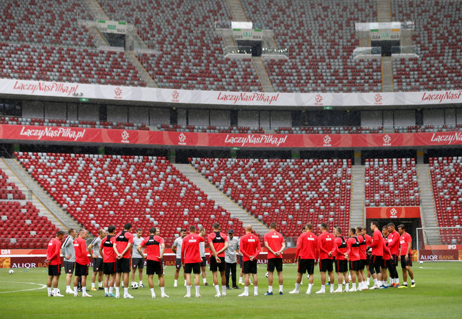 „Scanpix“ nuotr./Lenkijos futbolo rinktinė Varšuvos stadione.