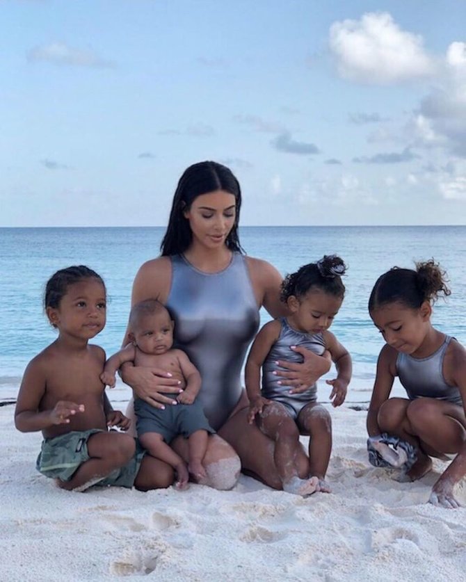 Socialinių tinklų nuotr./Kim Kardashian su vaikais