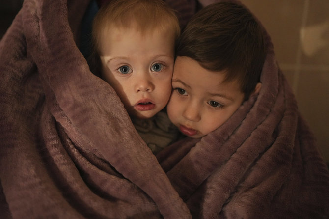 „Scanpix“/AP nuotr./Vaikai Ukrainos ligoninėje šildydamiesi laukia giminių