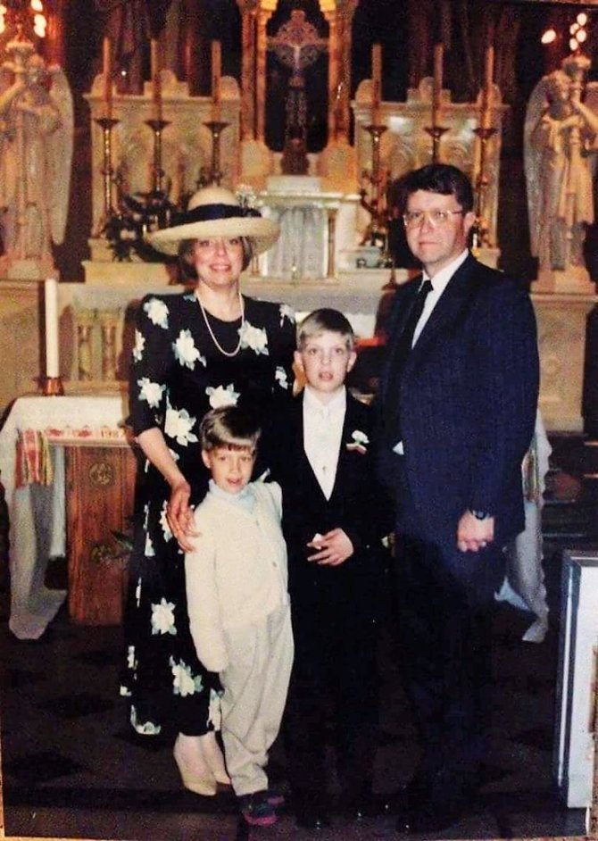 J.Naujokaičio asmeninio archyvo nuotr./Naujokaičių šeima lietuviškoje bažnyčioje Filadelfijoje, 1990-ieji