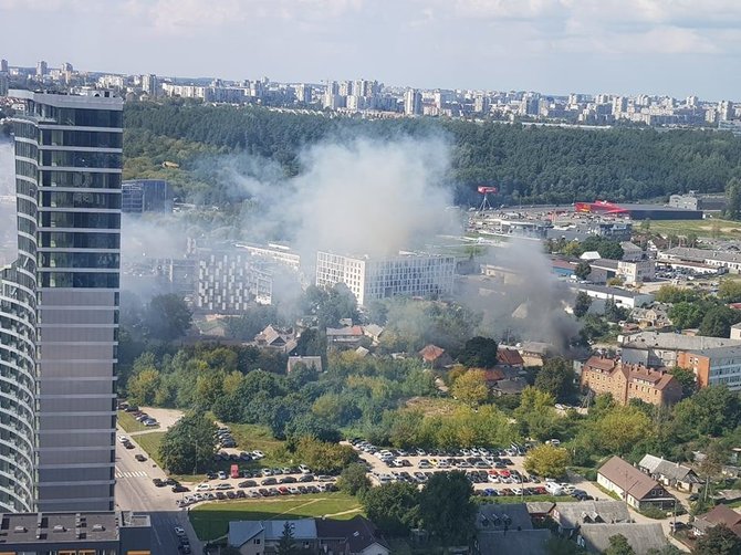 15min skaitytojo nuotr./Gaisras Daugėliškio g. Vilniuje