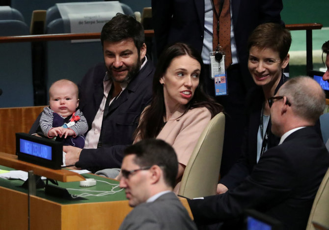 „Reuters“/„Scanpix“ nuotr./Naujosios Zelandijos premjerė atsinešė kūdikį į JT posėdžių salę
