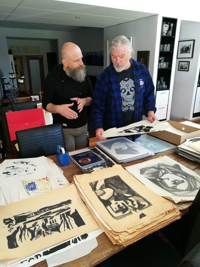 Juozapo Blažiūno nuotr./Mindaugas Simankevičius (dešinėje) rodo savo tėvo Viktoro Simankevičiaus grafikos darbus.