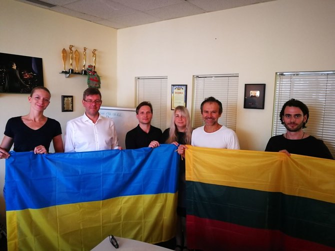 Orkestro archyvo nuotr./Orkestro ir grupės atstovai ir LR ambasadorius Marius Janukonis po susitikimo Kijeve. 