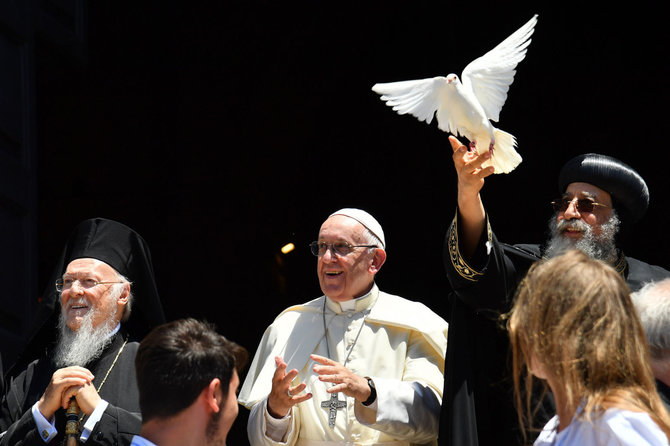 AFP/„Scanpix“ nuotr./Centre – popiežius Pranciškus, dešinėje – popiežius Tawadrosas II.