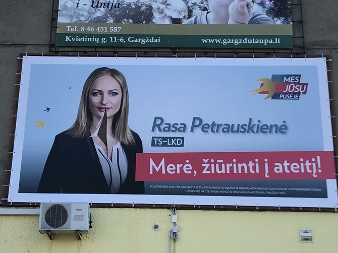 R.Petrauskienės nuotr./Gargžduose – sugadinti kandidatės į merus plakatai