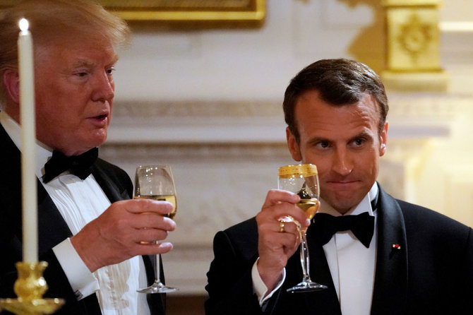 „Reuters“/„Scanpix“ nuotr./Donaldas Trumpas ir Emmanuelis Macronas iškilmingos vakarienės metu