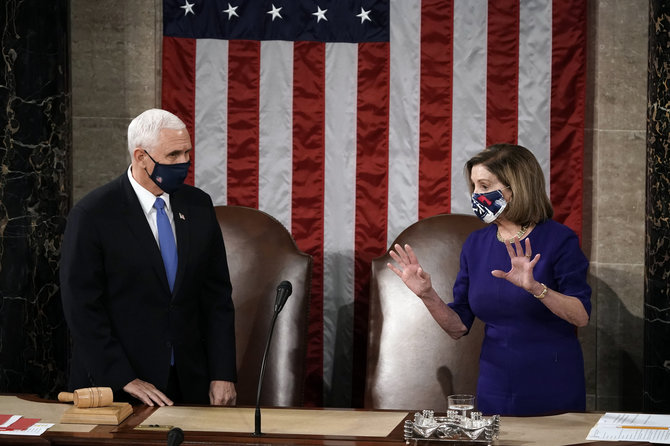 „Scanpix“/AP nuotr./Mike'as Pence'as ir Nancy Pelosi prieš Kongreso posėdį