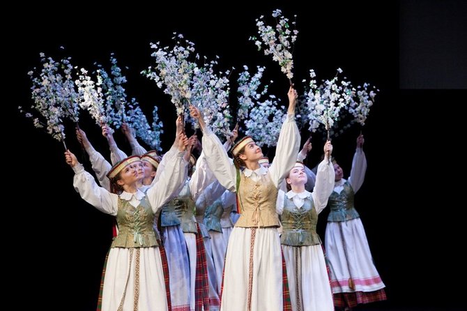 LNKC nuotr./Vilniaus miesto Grigiškių kultūros centro merginų liaudiškų šokių grupė