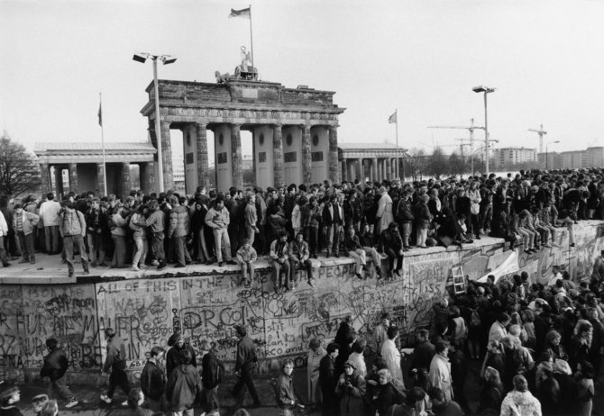Barbara Klemm nuotr./ Berlyno sienos griūtis, 1989 m. lapkričio 10 d.
